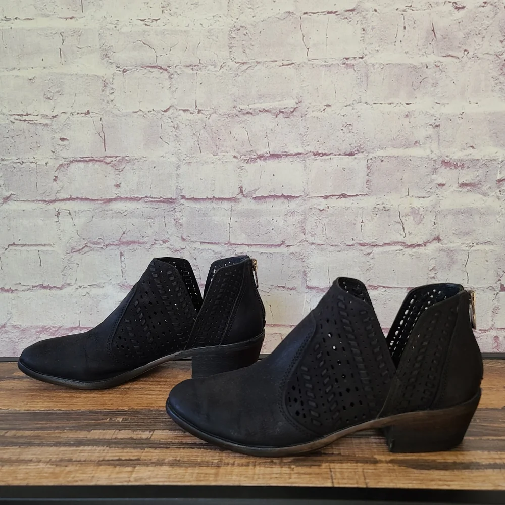 Vince Camuto Black Leather Cutout Chelsea Ankle Bootie Western Boho 8.5M